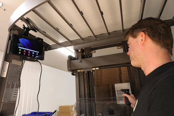 Uchwyt aktywny z blokadą na kluczyk do Samsung Galaxy Tab Active 3, SM-T570/SM-T575 w oryginalnym futerale