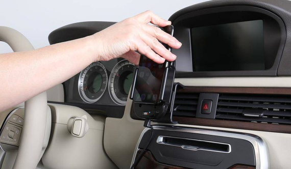 Uchwyt indukcyjny dedykowany do Apple iPhone 11 Pro z wbudowanym kablem USB oraz ładowarką samochodową