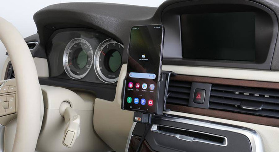 Uchwyt do Samsung Galaxy S22+ z wbudowanym kablem USB oraz ładowarką samochodową