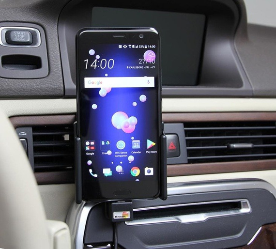 Uchwyt do HTC U11 z wbudowaną ładowarką samochodową