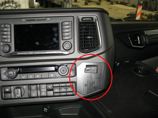 Bardzo mocny, bezinwazyjny wspornik montażowy do Scania seria R 2017-