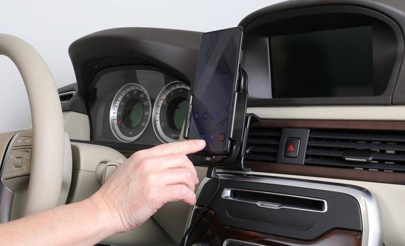 Uchwyt indukcyjny dedykowany do Samsung Galaxy S20+ z wbudowanym kablem USB oraz ładowarką samochodową