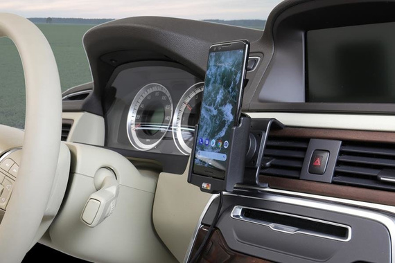 Uchwyt do Google Pixel 3 z wbudowanym kablem USB oraz ładowarką samochodową.